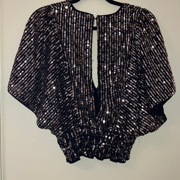 RW & CO Woman’s Dalmon sleeves   “Disco Top” - Picture 5 of 7